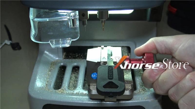 How to use xhorse dolphin xp005 to cut 2000 volvo s40 hu56 all key lost-2