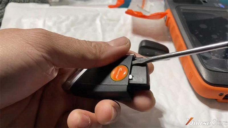 Open Xhorse VVDI Remote Key to Replace Battery